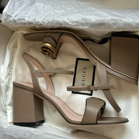 Gucci Women's Beige Heels with Gold Buckles - Picture 3 of 10